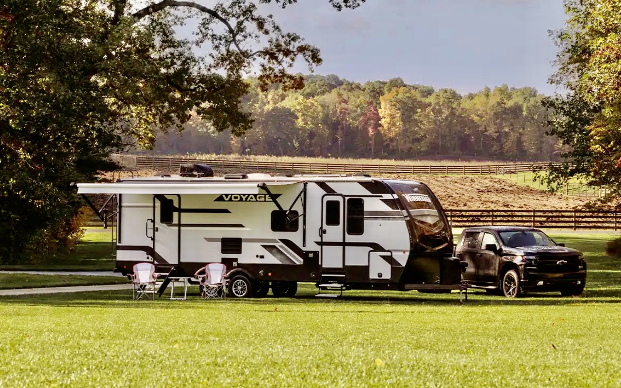 Roulottes de luxe sur un terrain de camping.