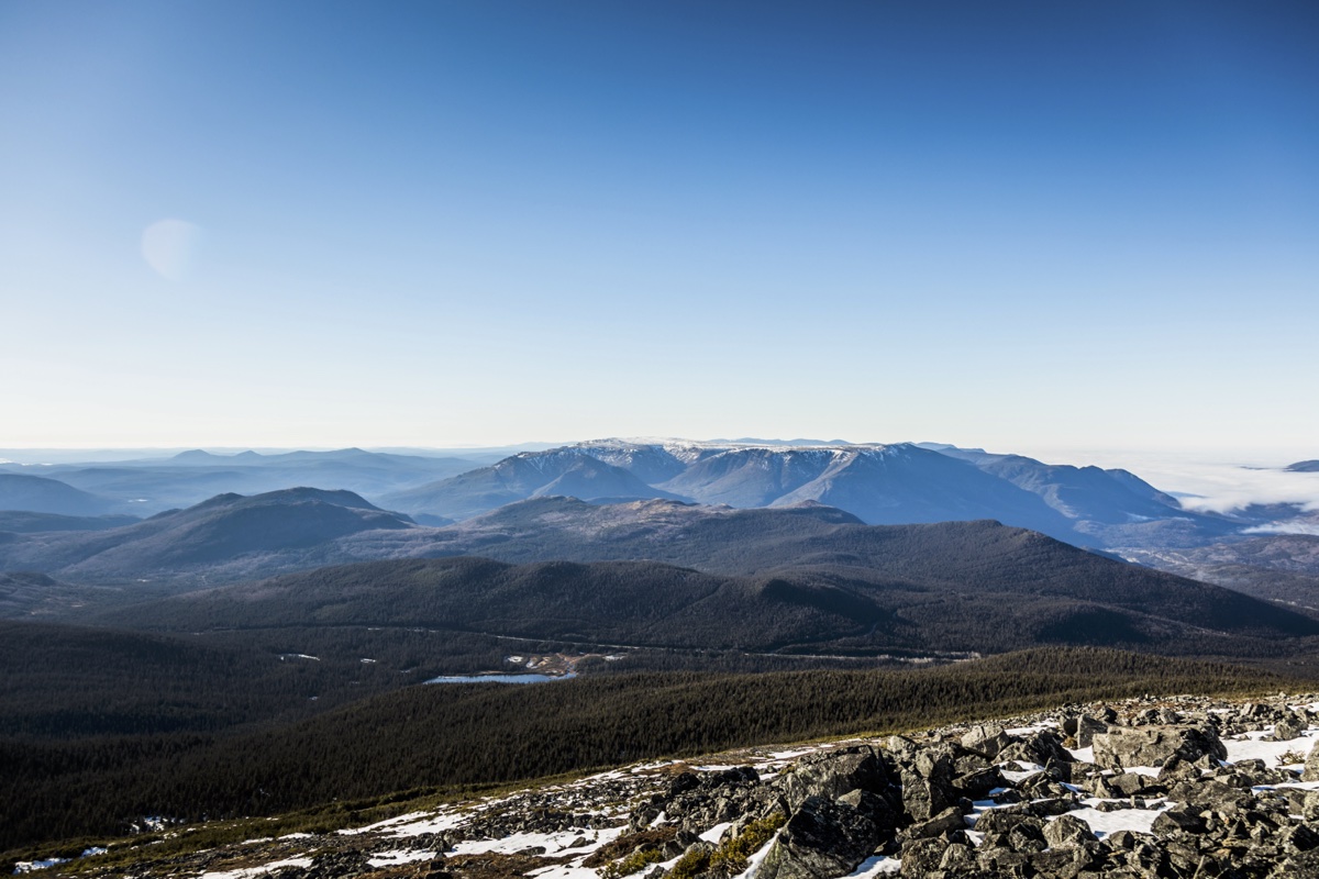 Haut de la montagne Richardson dans le parc national de la Gaspésie au Québec, au Canada, lors d'une belle journée d'automne chaude et ensoleillée.