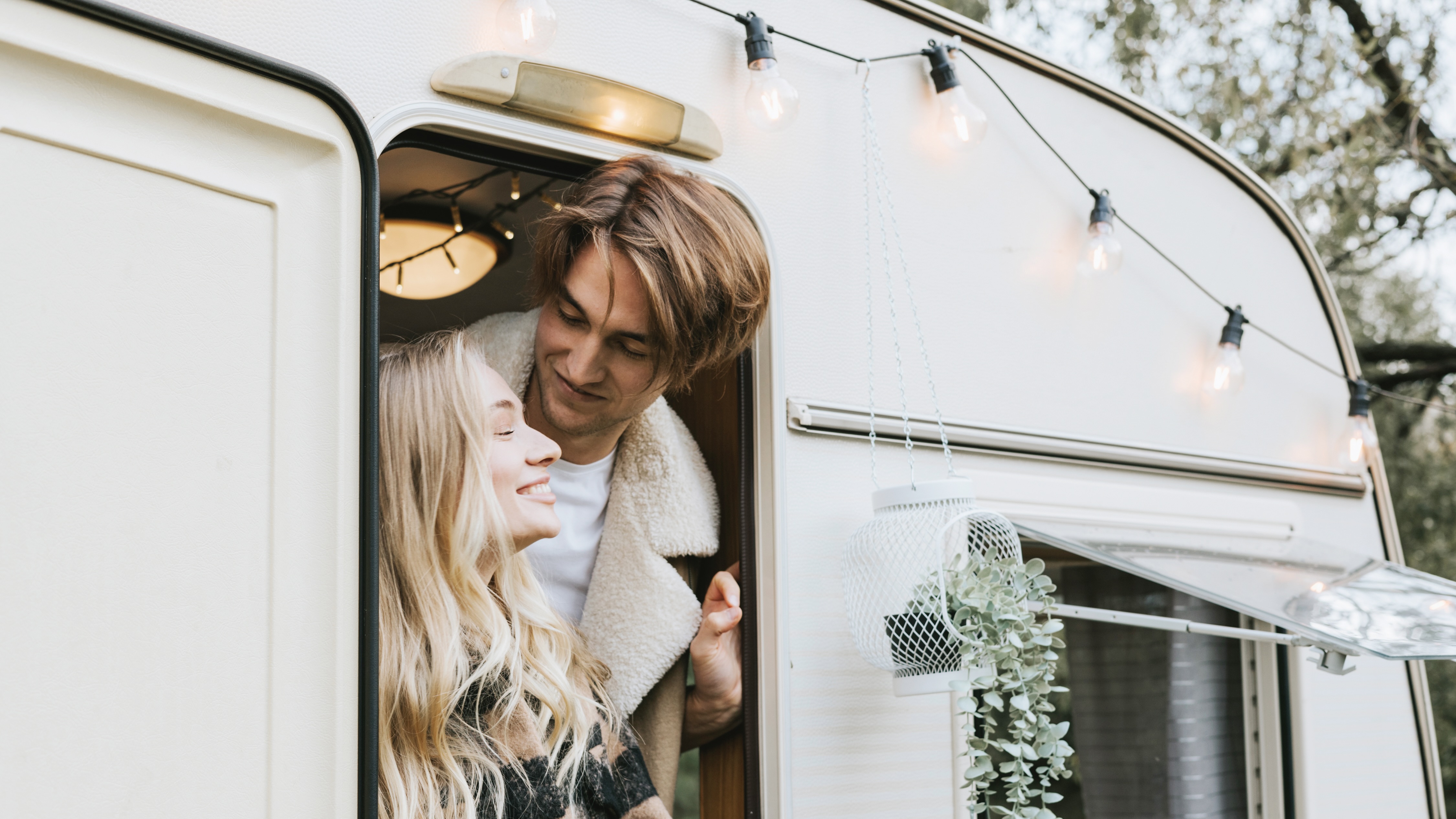 Image d'un couple dans une roulotte 2 personnes.